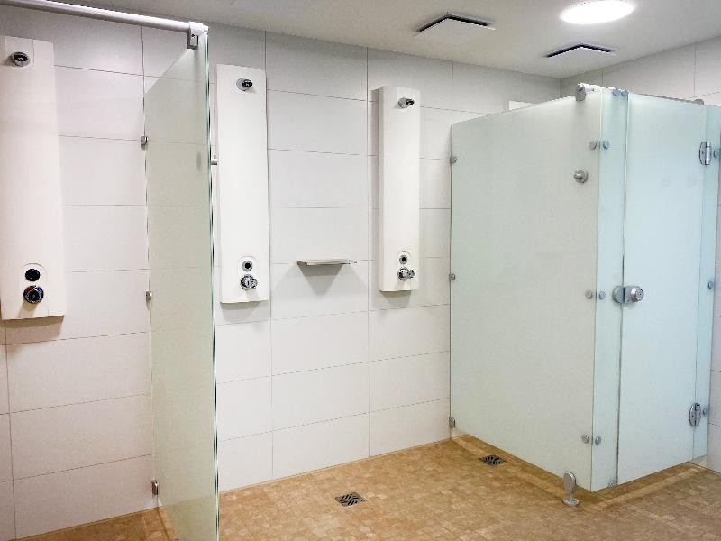 Hallenbad Die Duschen des Hallenbads.