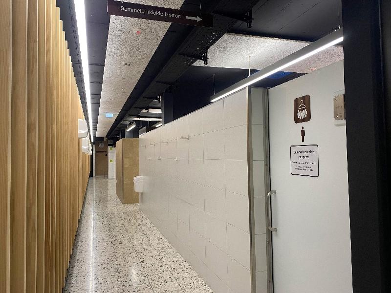 Hallenbad Der Umkleidebereich des Hallenbads.