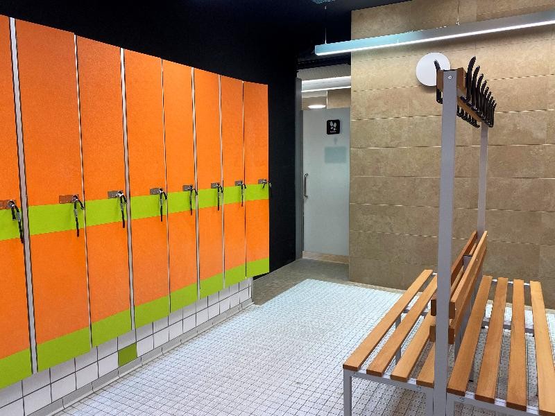 Hallenbad Der Umkleidebereich des Hallenbads.