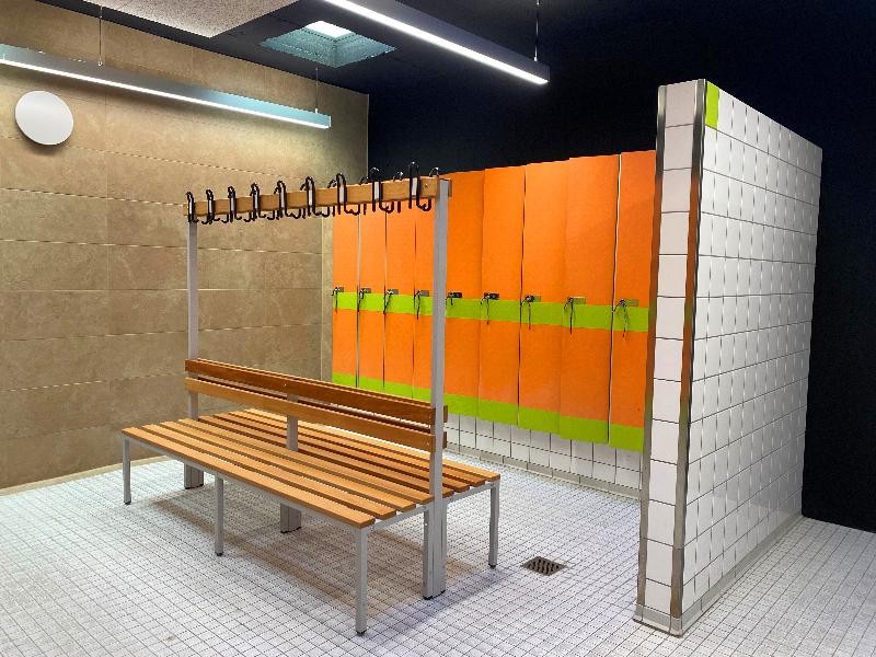 Hallenbad Der Umkleidebereich des Hallenbads.