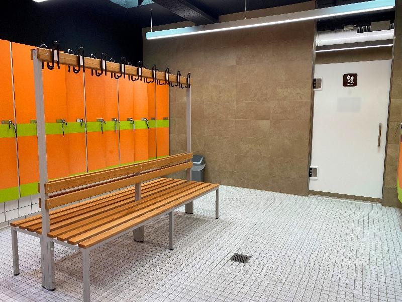 Hallenbad Der Umkleidebereich des Hallenbads.