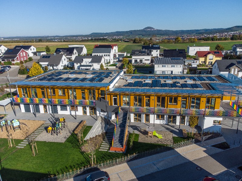 Ein Kinderhaus aus der Luftperspektive fotografiert