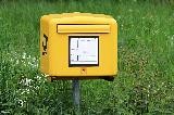 Ein gelber Briefkasten