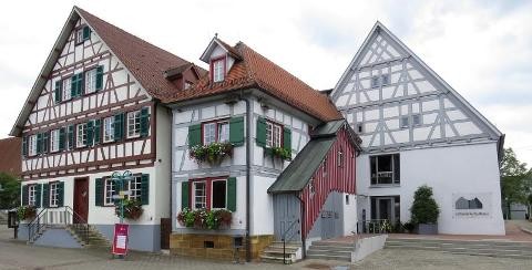 Blick auf das Kulturhaus der Stadt Süßen, Fachwerk-Gebäudeensemble in der Marktstraße