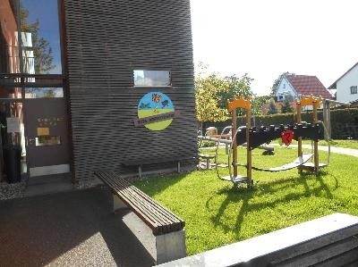 Haupteingang und Teile des Außenbereichs Blick auf das Gebäude und Teile des Außenbereichs