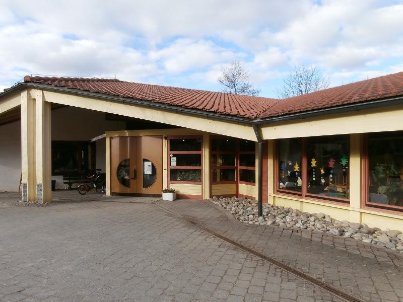 Blick auf den Haupteingang des Kindergartens
