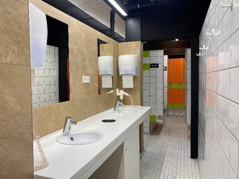 Hallenbad Der Umkleidebereich des Hallenbads.