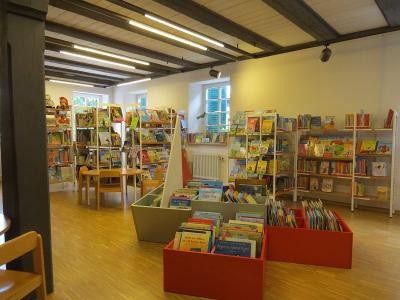 Blick auf Bücherregale- und kisten  in der Stadtbücherei