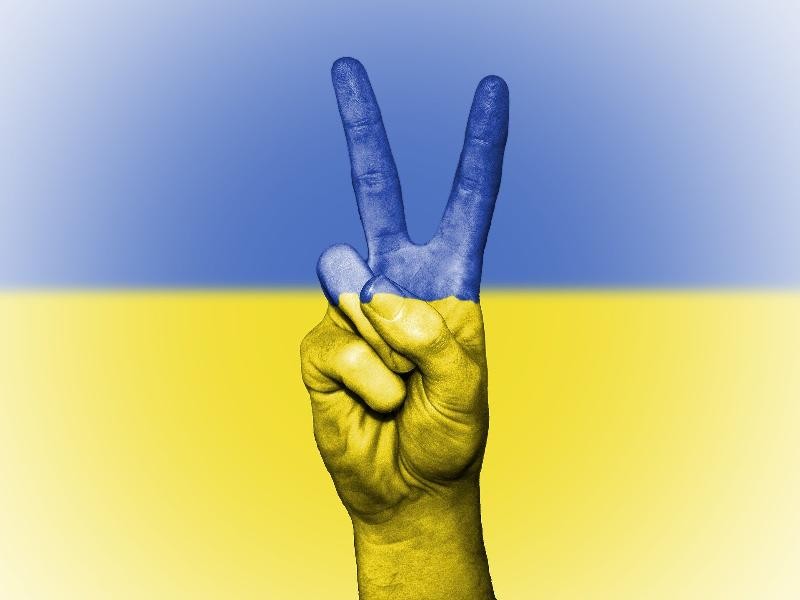 Die ukrainische Flagge und ein "Peace-Zeichen"