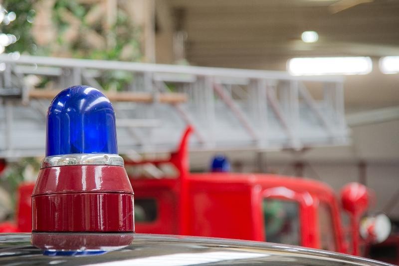 Ein Blaulicht auf einem Feuerwehrfahrzeug