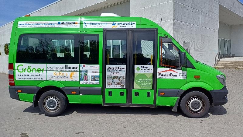 Ein grüner Mercedes Sprinter