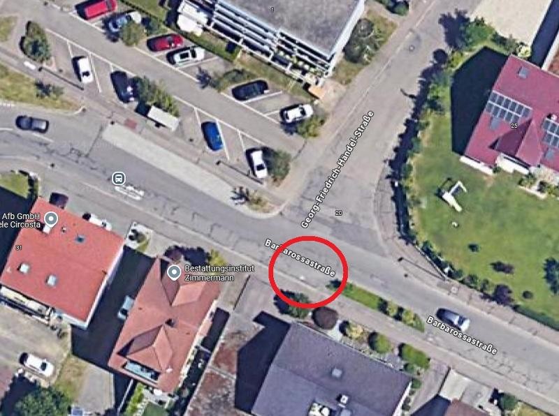 Marodes Schachtbauwerk erfordert schnelles Handeln Ein Luftbild eines Straßenabschnitts