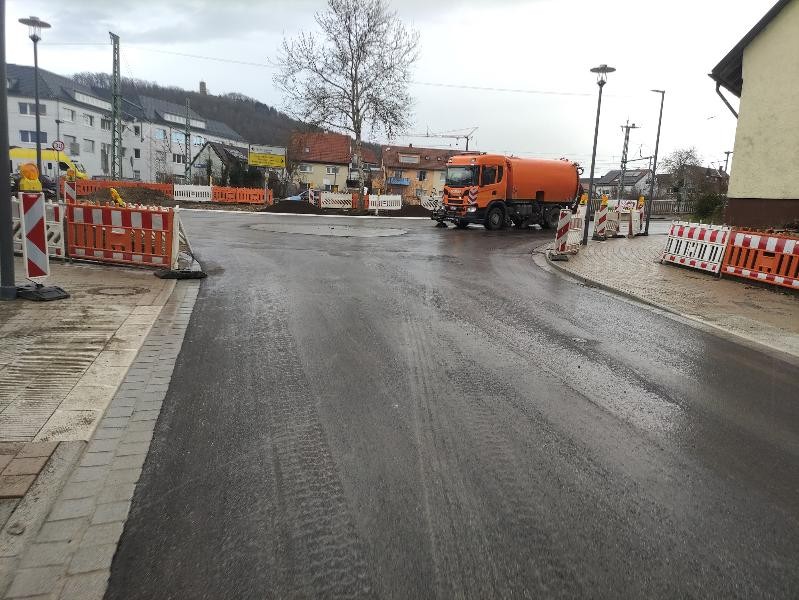 Eine frisch asphaltierte Straße