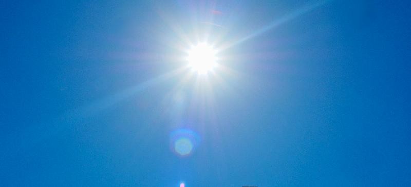 Sonne am blauen Himmel extreme Hitze kann gefährlich sein