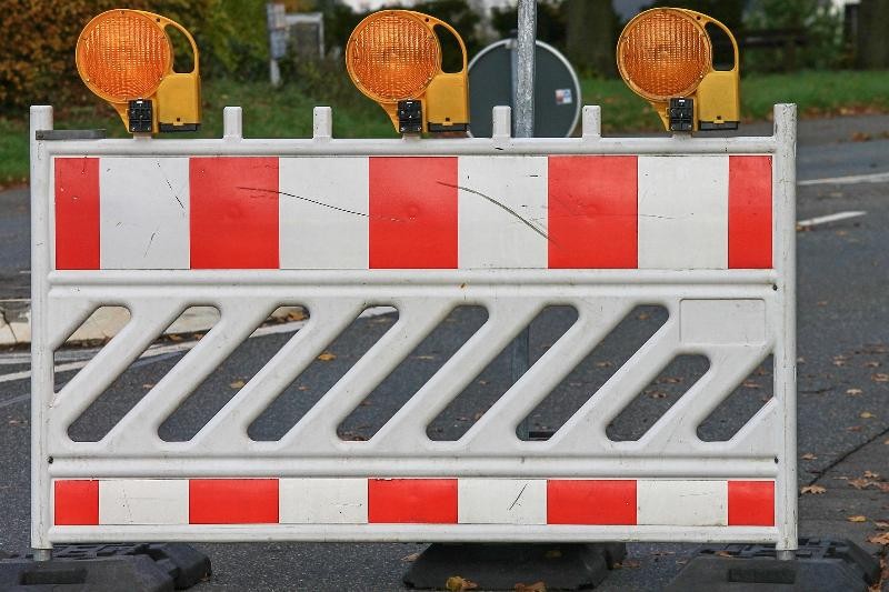 Ein rot-weißer Schrankenzaun