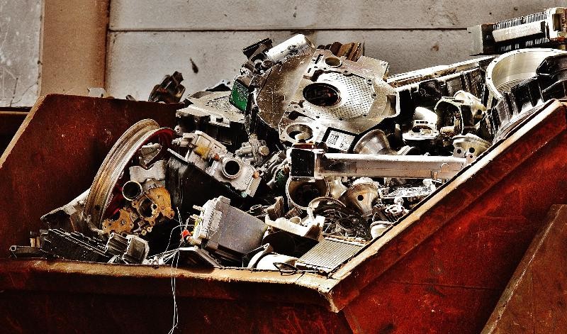 Am Samstag, 04.10.2025 bleibt der Wertstoffhof geschlossen. Metallschrott liegt in einem Container
