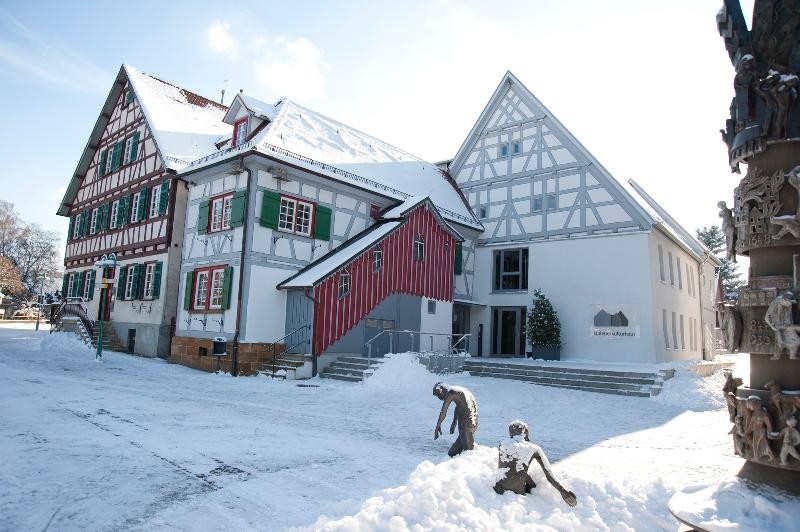 Städtischer Winterdienst 2025-2026 Zwei Häuser, die mit Schnee bedeckt sind.