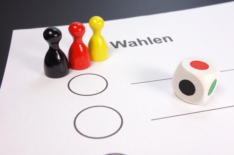 Hinweis für Briefwähler bei der Landtagswahl 2026. ein Würfel liegt auf einem Wahlzettel