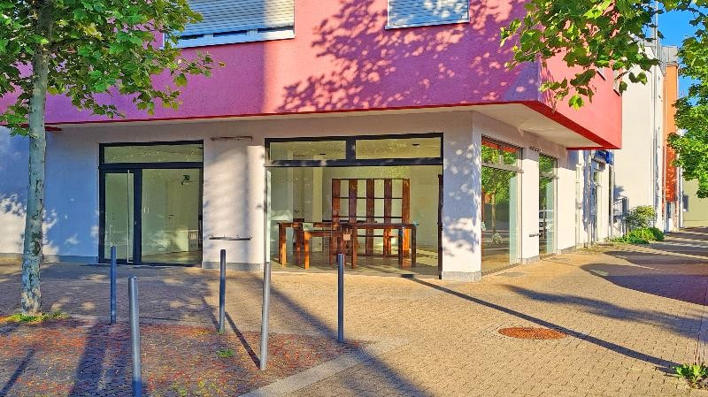 Gewerbe Bühlstraße 24 Süßen Helle Räume an einem belebten Platz sind für Gewerbetreibende erhältlich.