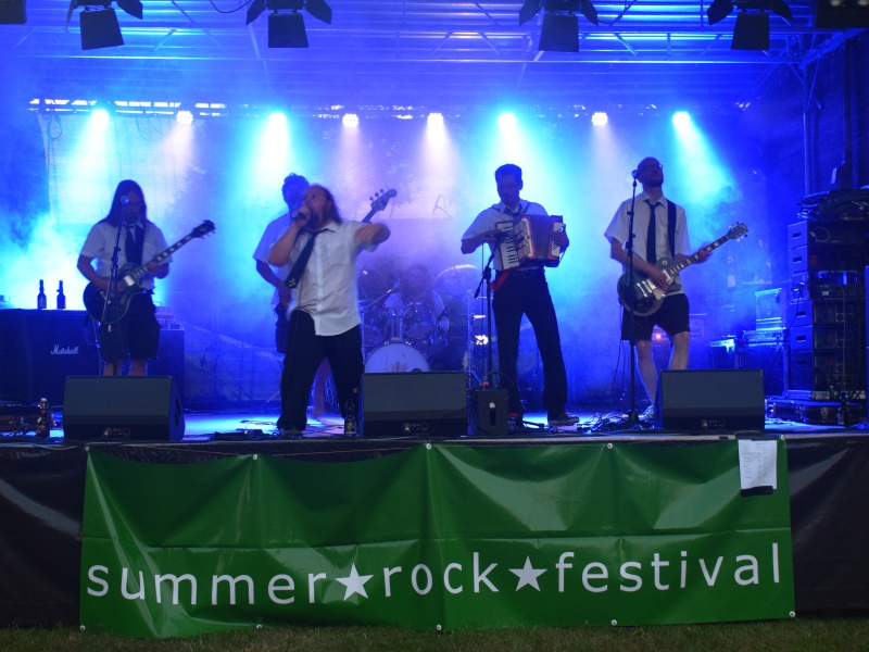 Band in Aktion Band spielt auf der Bühne